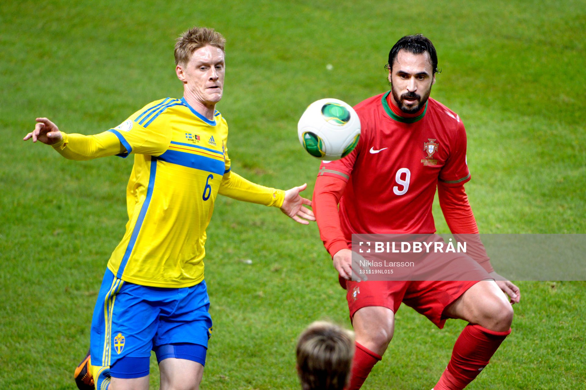 Sveriges Rasmus Elm jagar boll framför Portugals Hugo