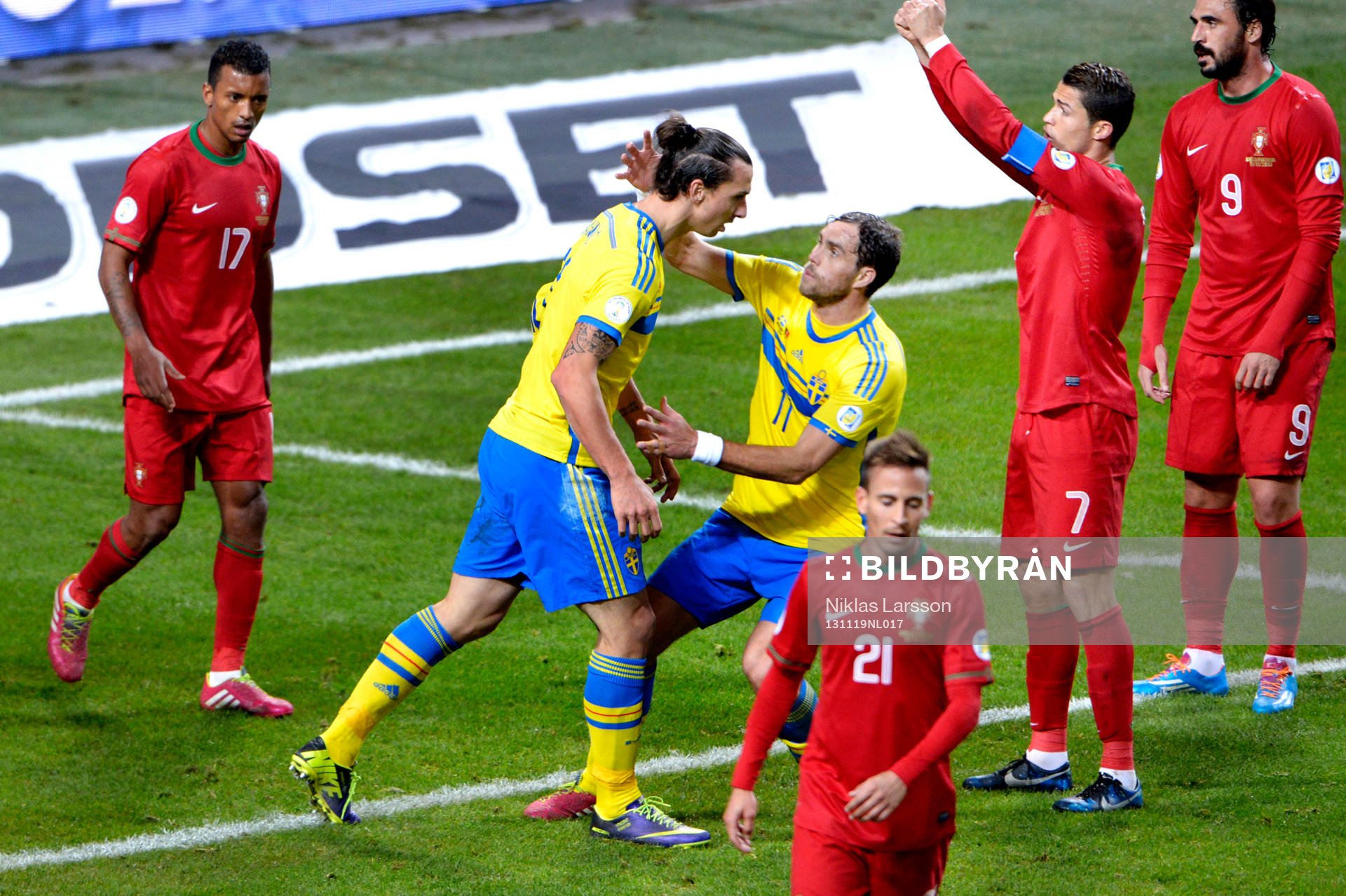 Sveriges Zlatan Ibrahimovic gratuleras av Johan Elmander efter att ha gjort 1-1 under playoff-matchen i VM-kvalet mellan Sverige och Portugal den 19 november 2013 i Stockholm.