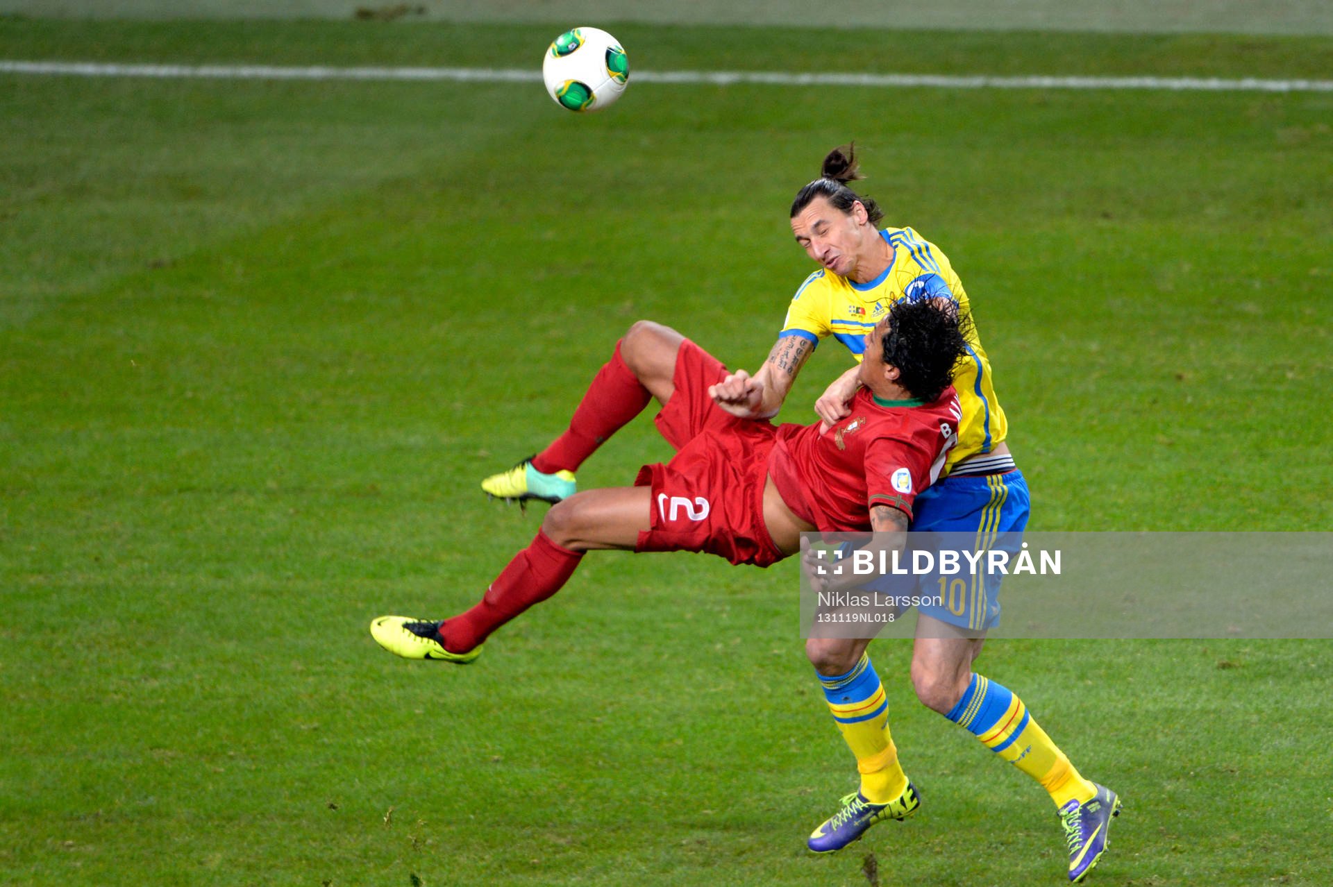 Sveriges Zlatan Ibrahimovic nickar undan framför Portugals