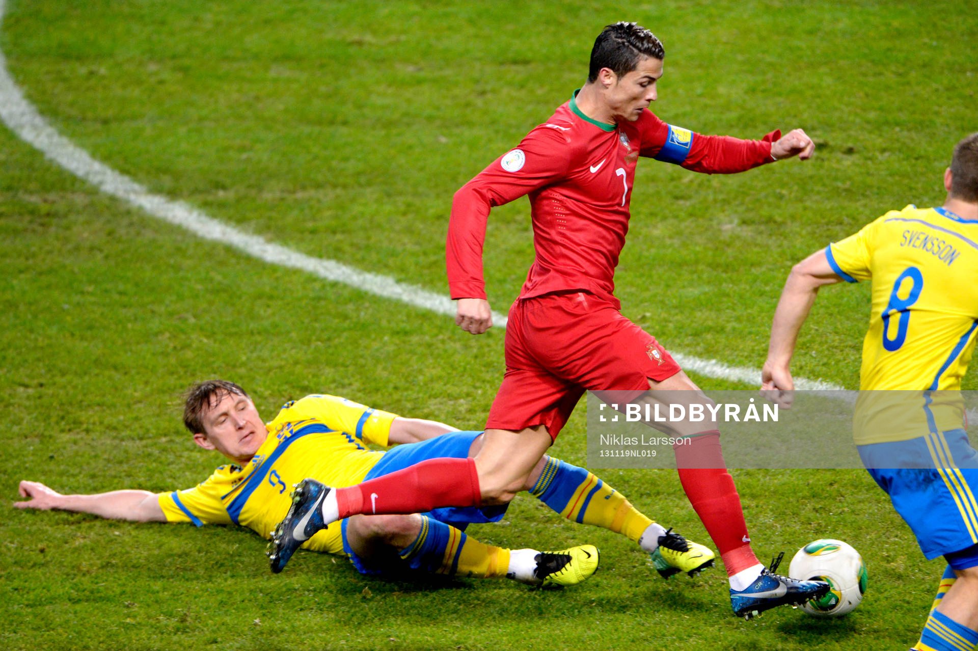 Portugals Cristiano Ronaldo tar sig förbi en liggande Kim