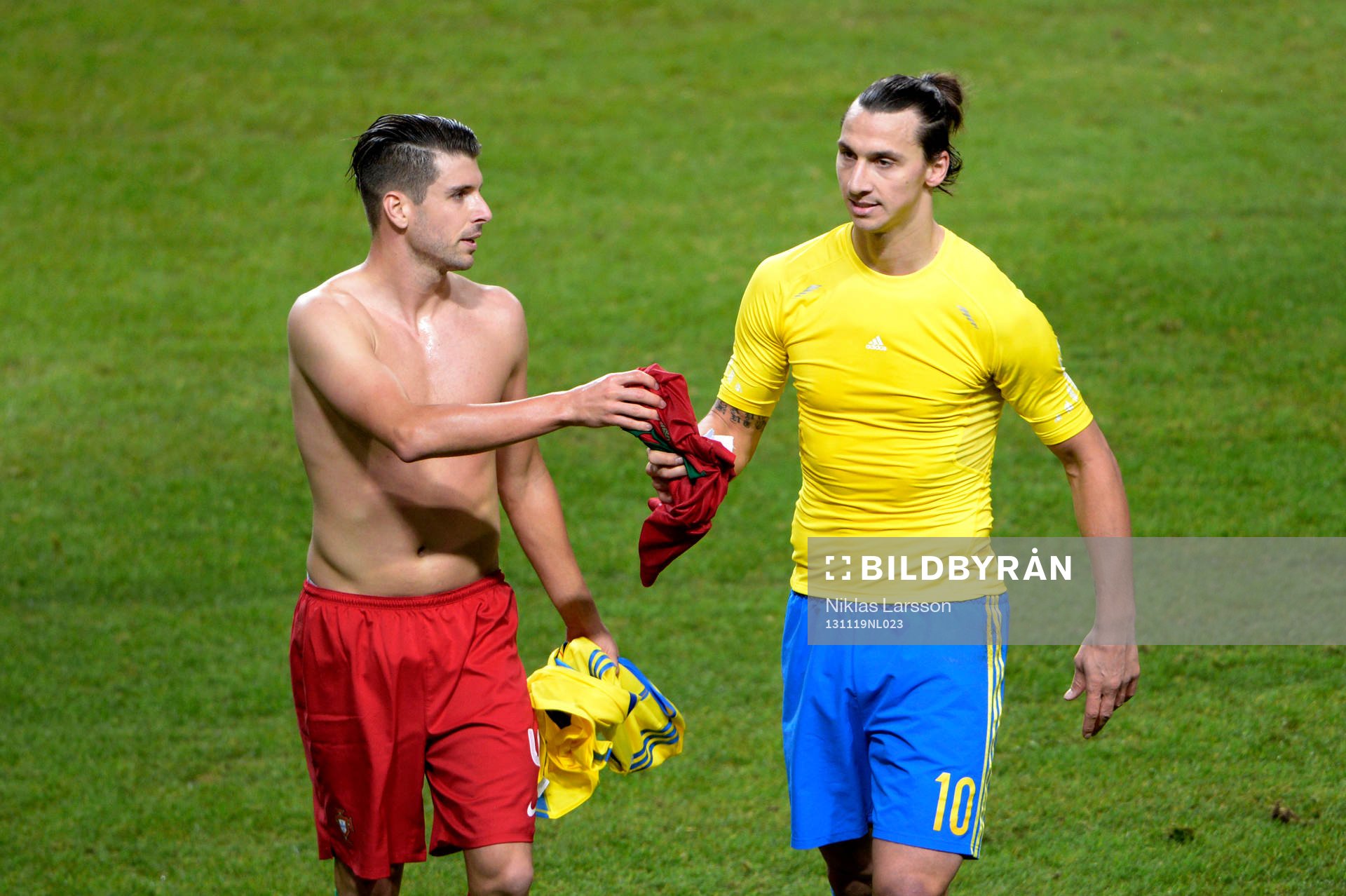 Sveriges Zlatan Ibrahimovic byter tröja även i halvtid