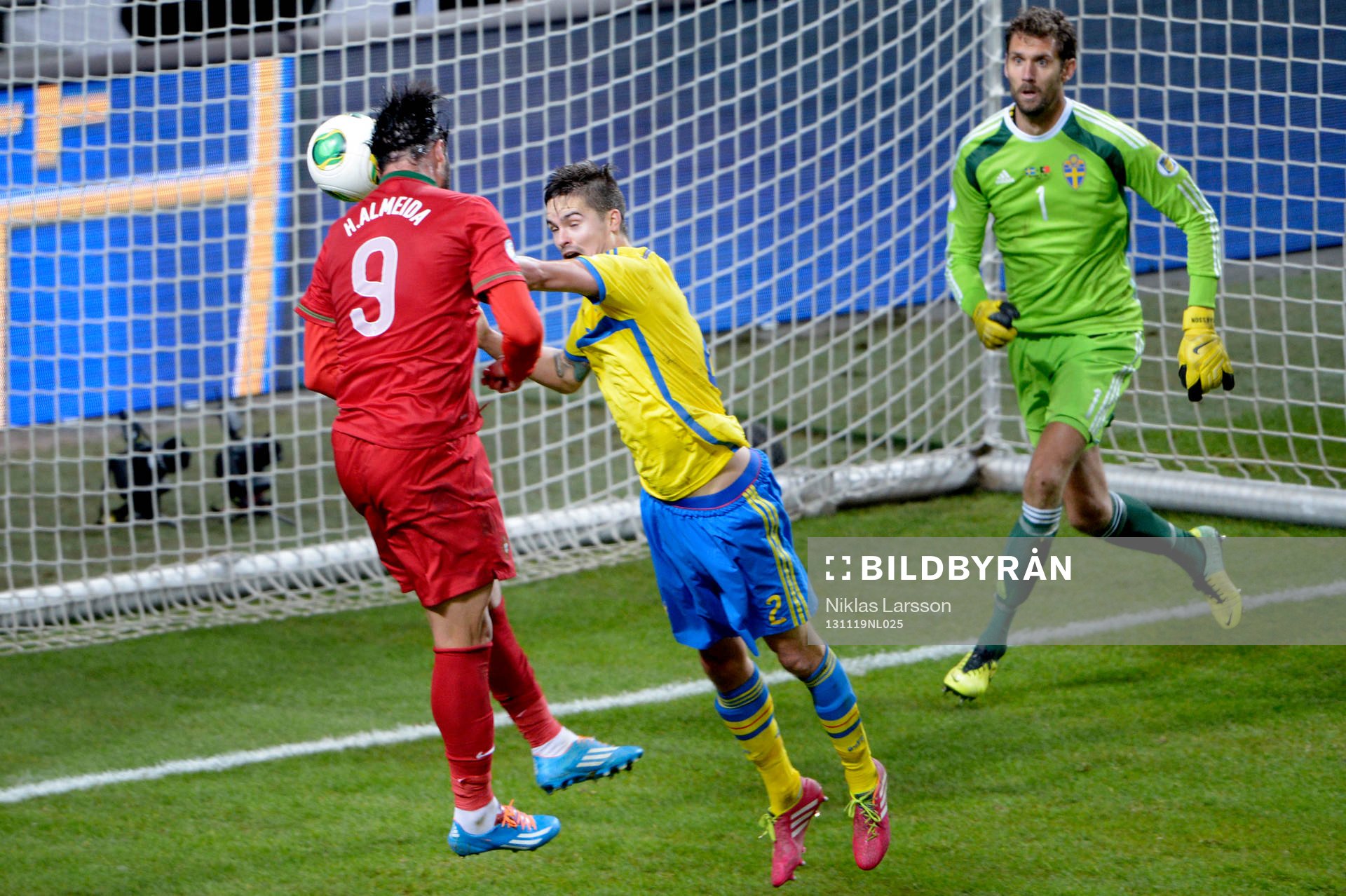 Portugals Hugo Almeida nickar precis utanför det svenska målet framför Sveriges Mikael Lustig och målvakt Andreas Isaksson under playoff-matchen i VM-kvalet mellan Sverige och Portugal den 19 november 2013 i Stockholm.