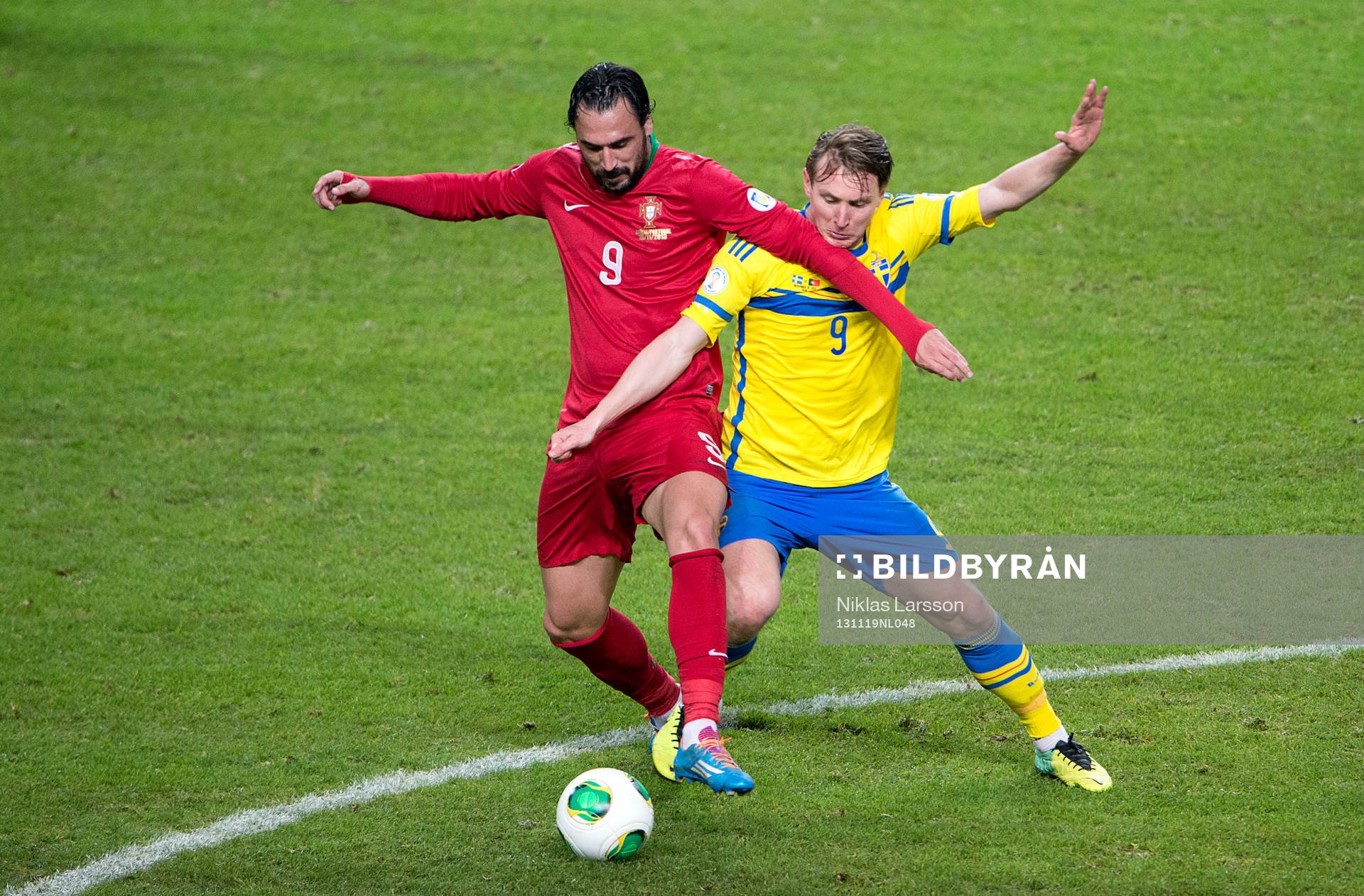 Sveriges Kim Källström och Portugals Hugo Almeida under playoff-matchen i VM-kvalet mellan Sverige och Portugal den 19 november 2013 i Stockholm.