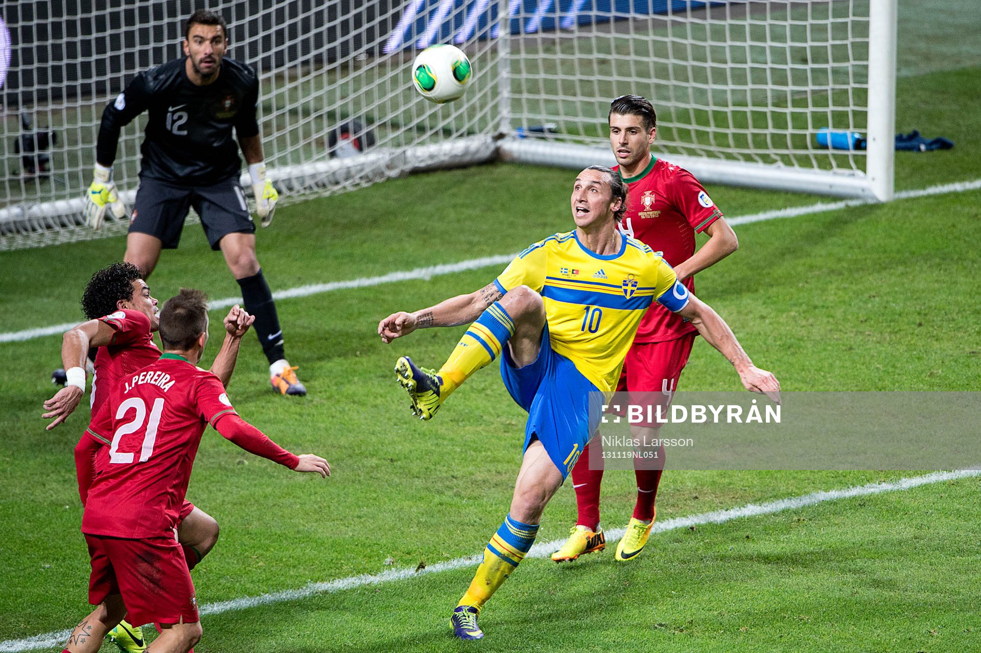 Sveriges Zlatan Ibrahimovic i närkamp med Portugals Miguel Veloso och Pepe under playoff-matchen i VM-kvalet mellan Sverige och Portugal den 19 november 2013 i Stockholm.