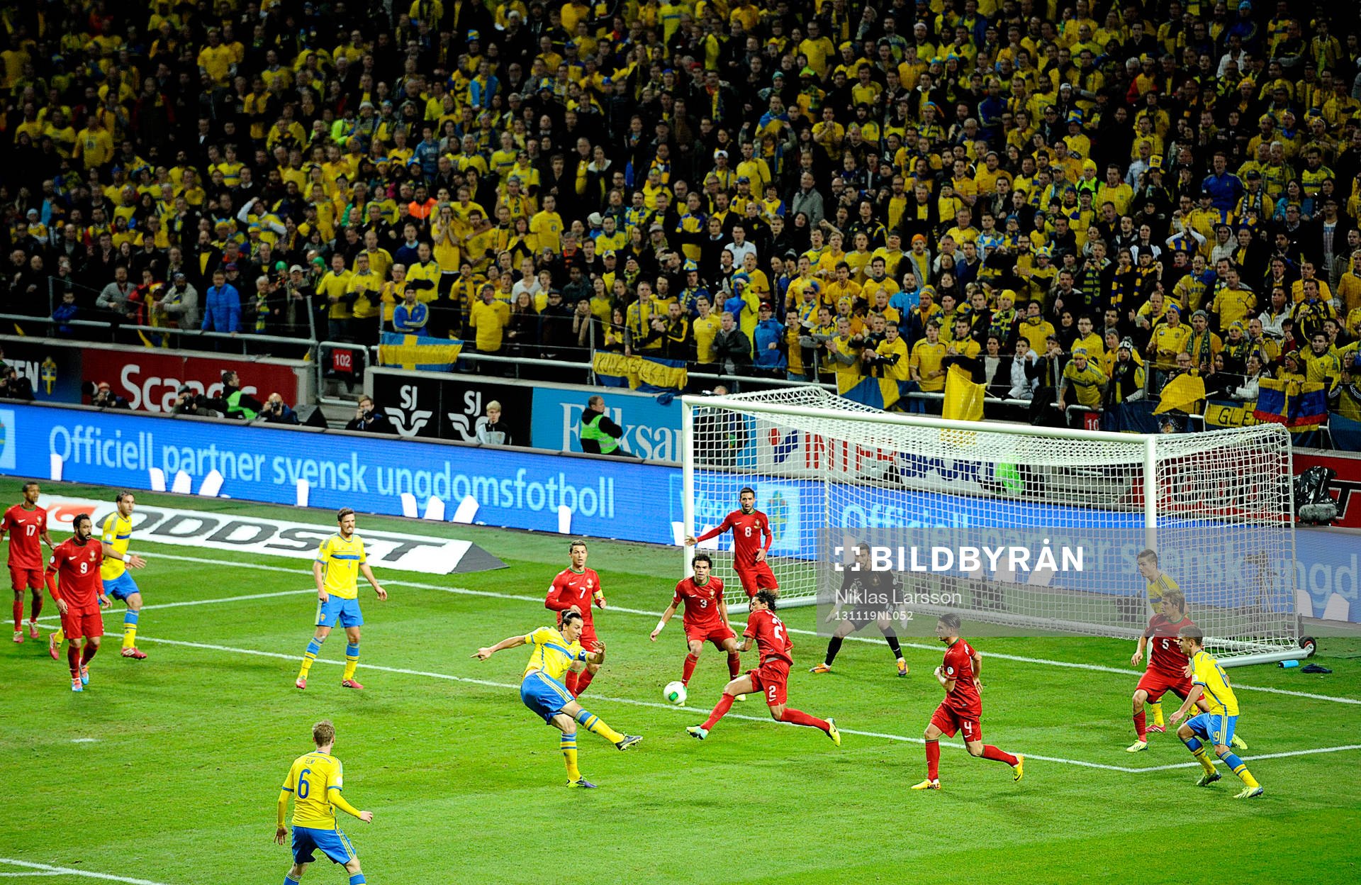 Sveriges Zlatan Ibrahimovic skjuter ett skott