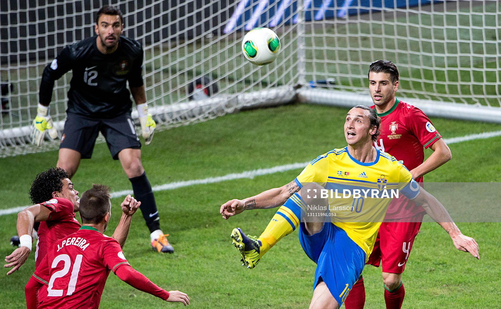Sveriges Zlatan Ibrahimovic i närkamp med Portugals Miguel Veloso och Pepe under playoff-matchen i VM-kvalet mellan Sverige och Portugal den 19 november 2013 i Stockholm.