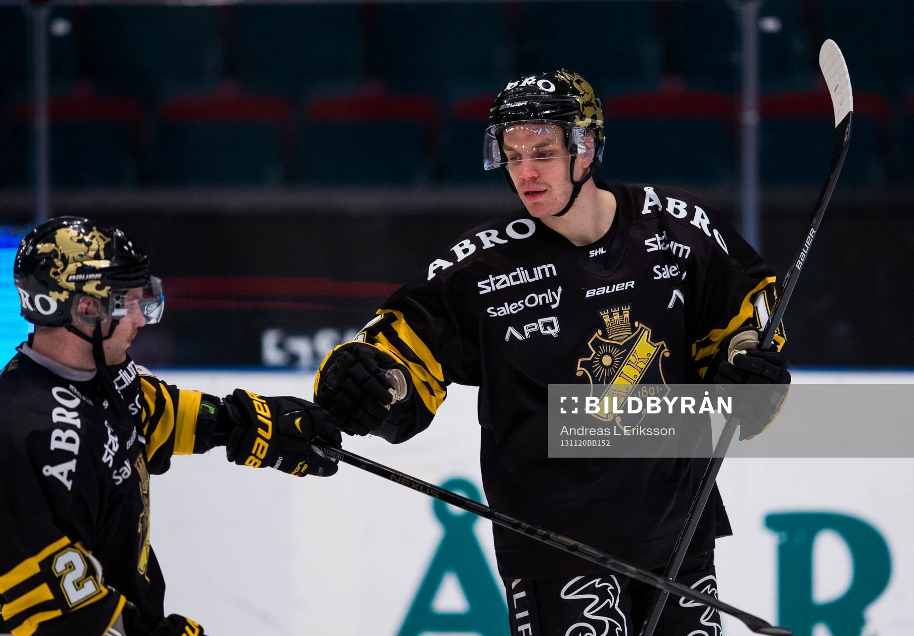 s Christian Sandberg gratulerar AIK:s Fredrik Hynning till