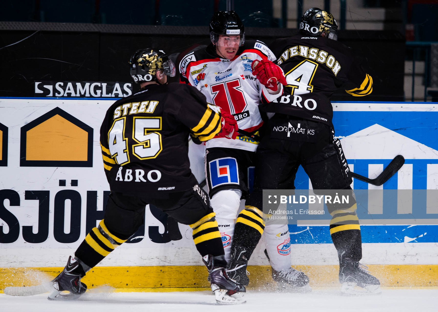 s Oscar Steen (v) och AIK:s Fredrik Svensson (h) trycker