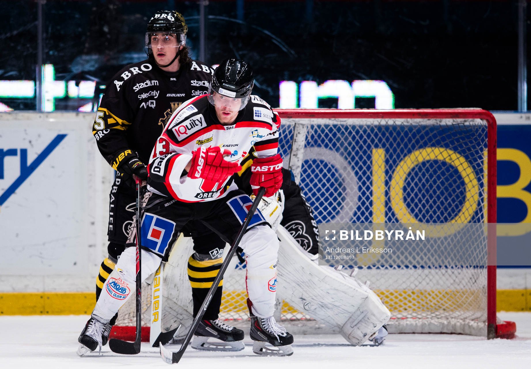 s Jonathan Andersson och Örebros Anders Eriksson framför