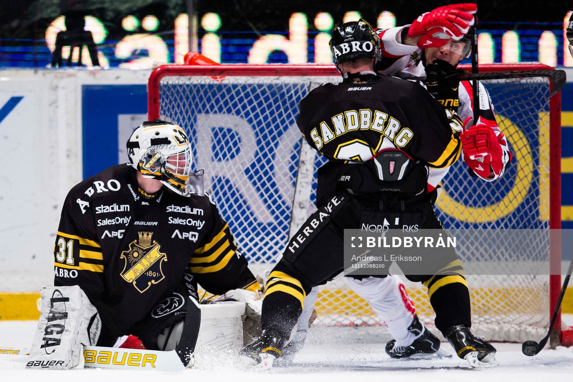 s Christian Sandberg trycker till Örebros Tim Wallace