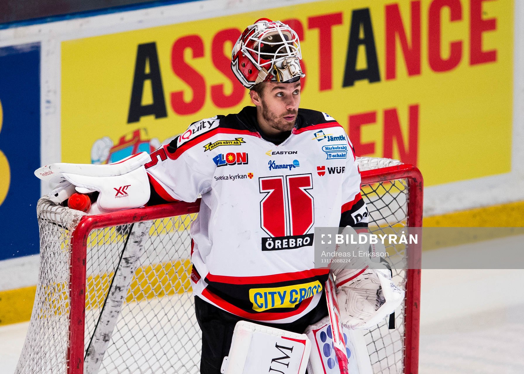 Örebros målvakt Tim Sandberg deppar