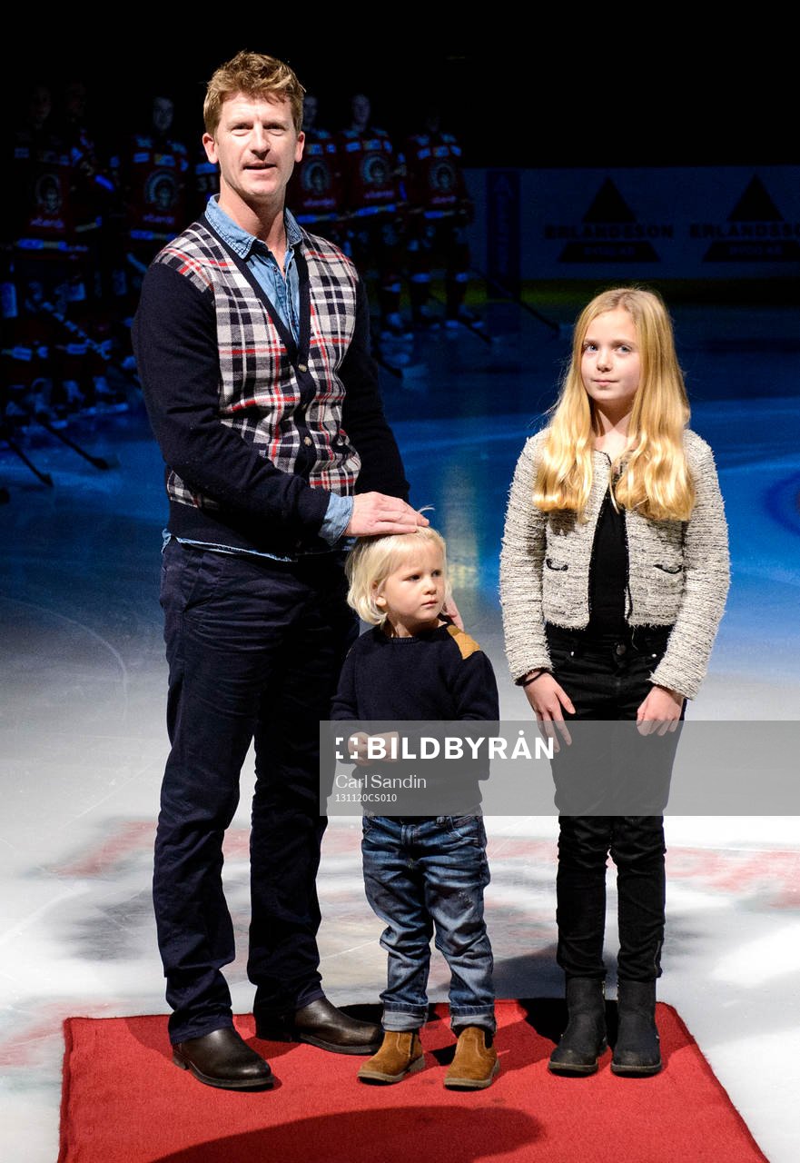 Frölundas Per-Johan Axelsson tackas av innan