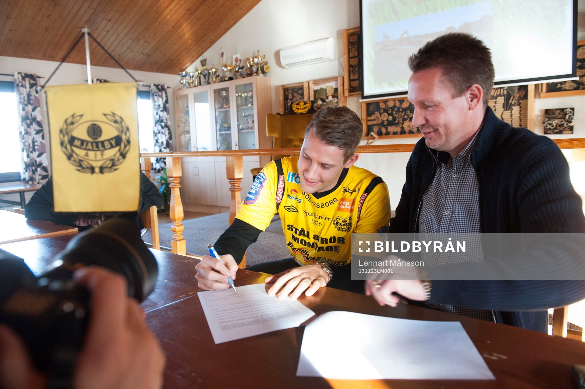 Mjällby presenterar Patrik Ingelsten, som här skriver på
