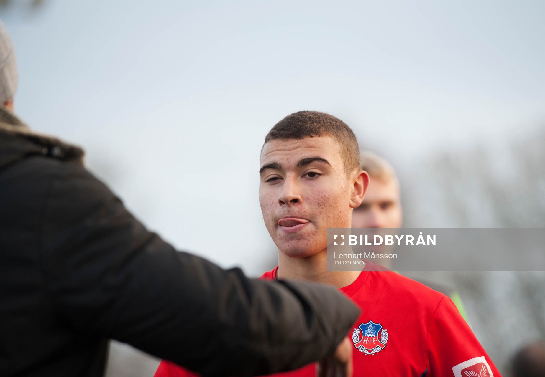 Helsingborgs Jordan Larsson får en kram av pappa Henrik