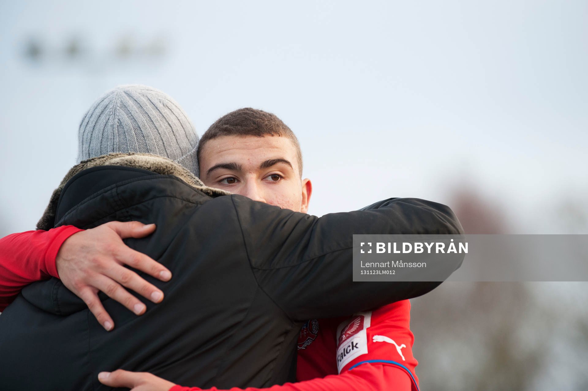 Helsingborgs Jordan Larsson får en kram av pappa Henrik