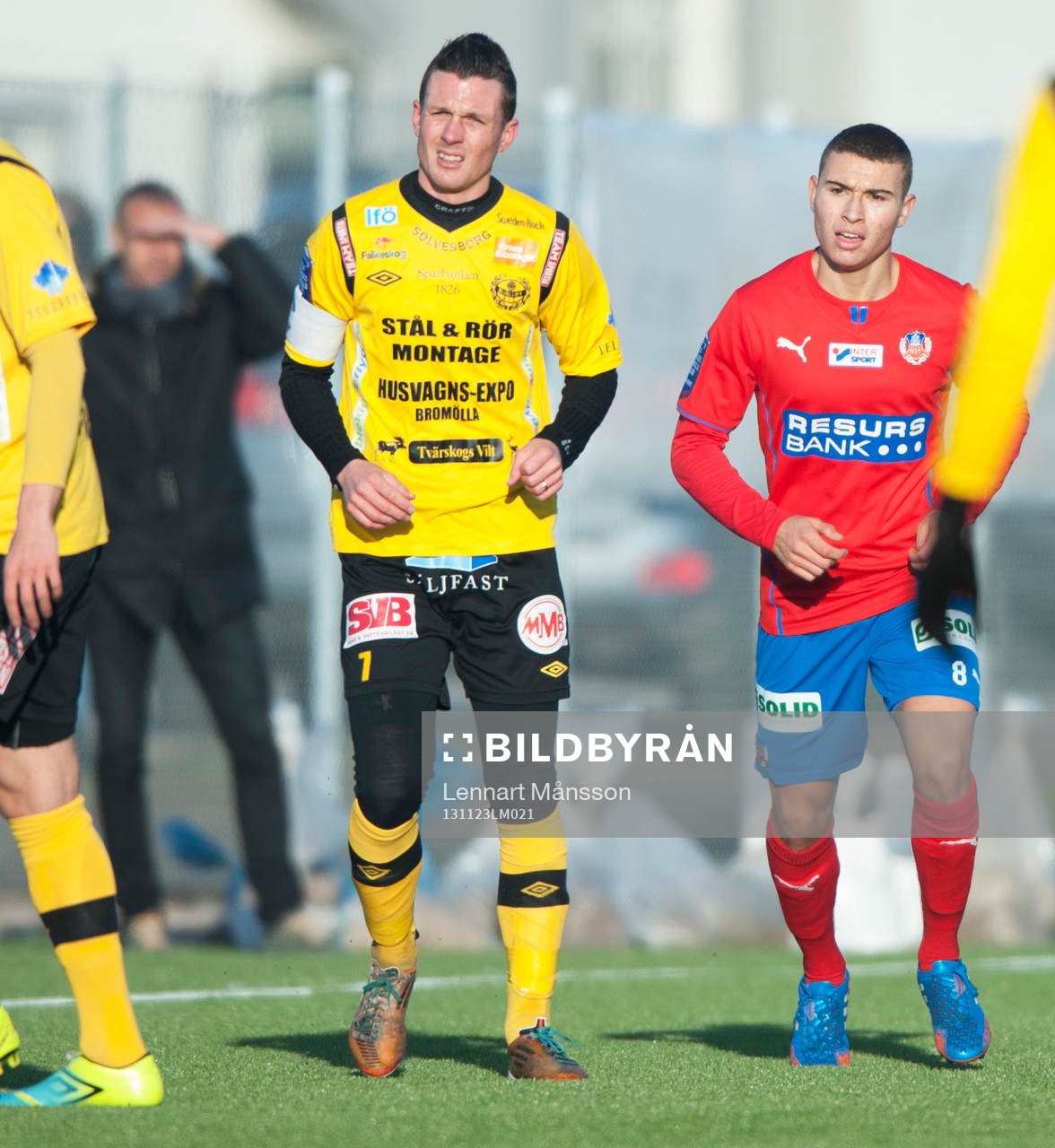 Pappa Henrik Larsson kollar in sonen Jordan Larsson i en