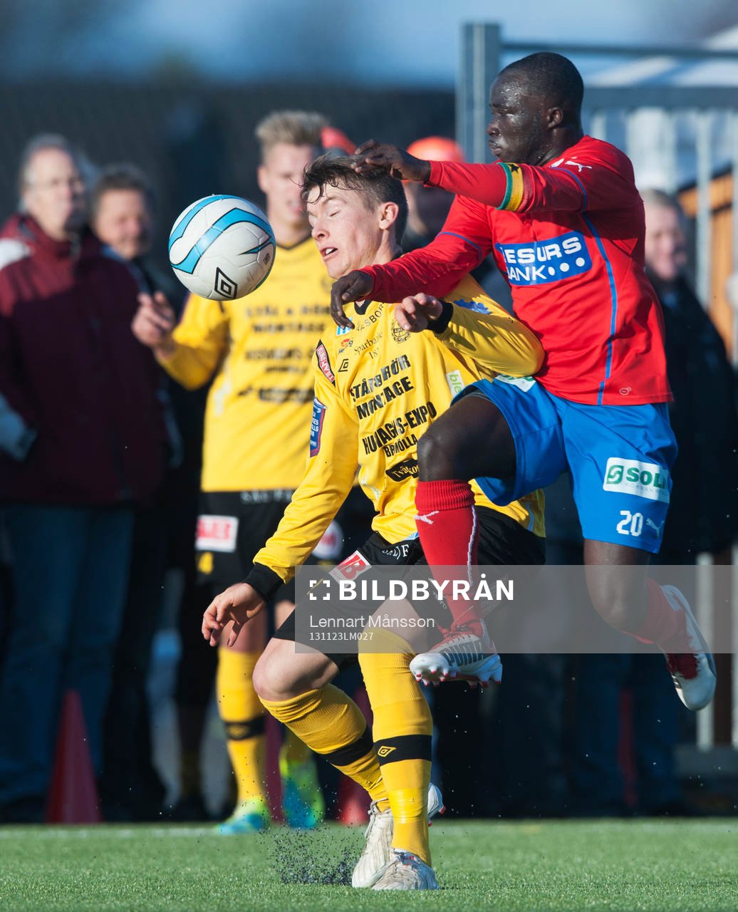 Mjällbys Viktor Agardius och Helsingborgs Emma Boateng i