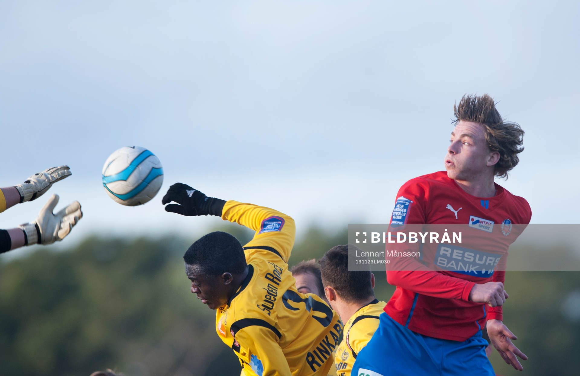 Mjällbys Gbenga Arokoyo i en träningsmatch mellan