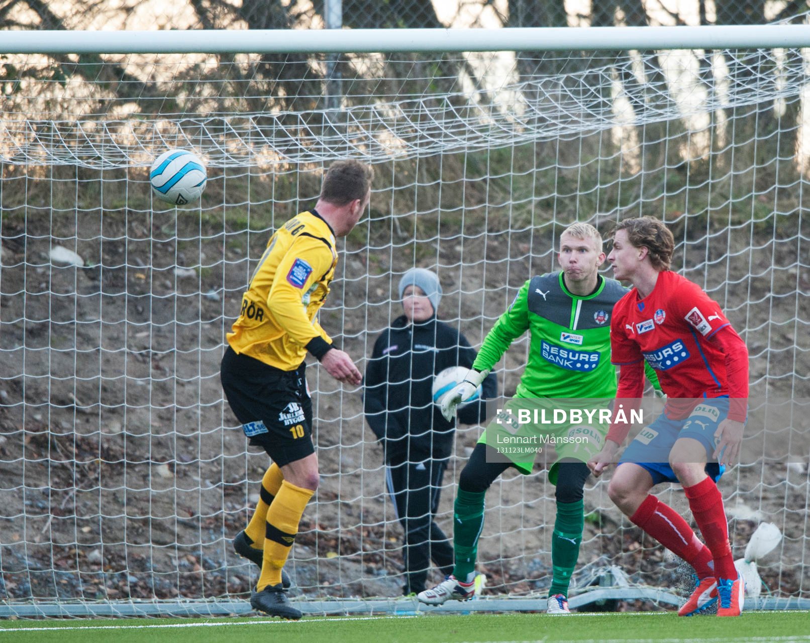 Mjällbys Marcus Ekenberg nickar in 1-0  i en