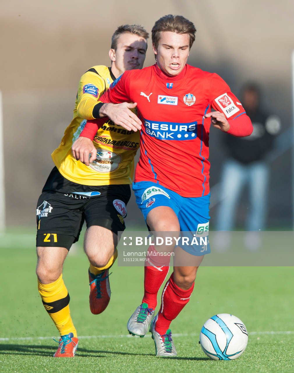 Helsingborgs Elias Andersson jagas av Mjällbys Pär Ericsson i en träningsmatch mellan Mjällby och Helsingborg i Hällevik 23 november 2013.
