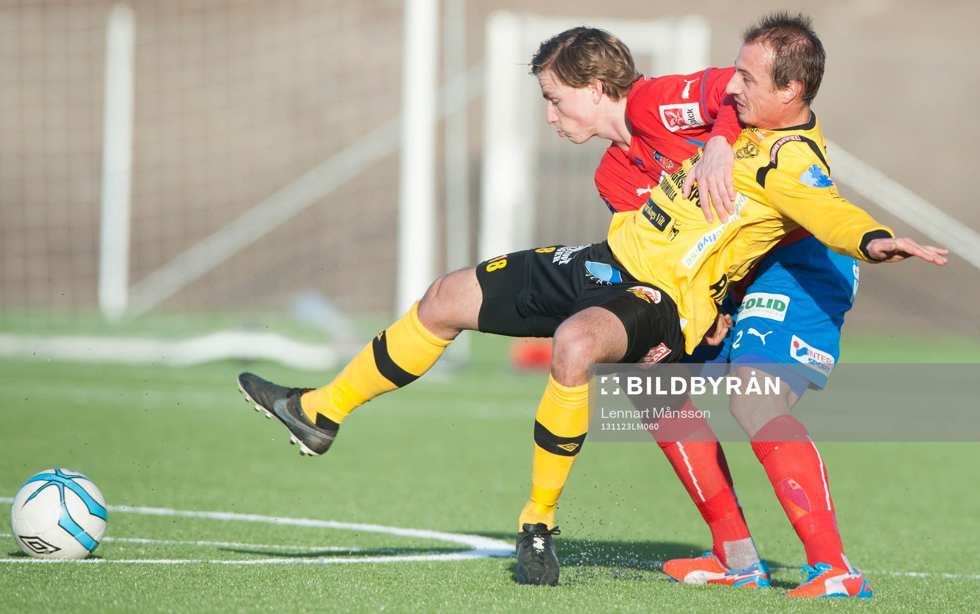 Helsingborgs Carl Johansson trycker ner Mjällbys Pär