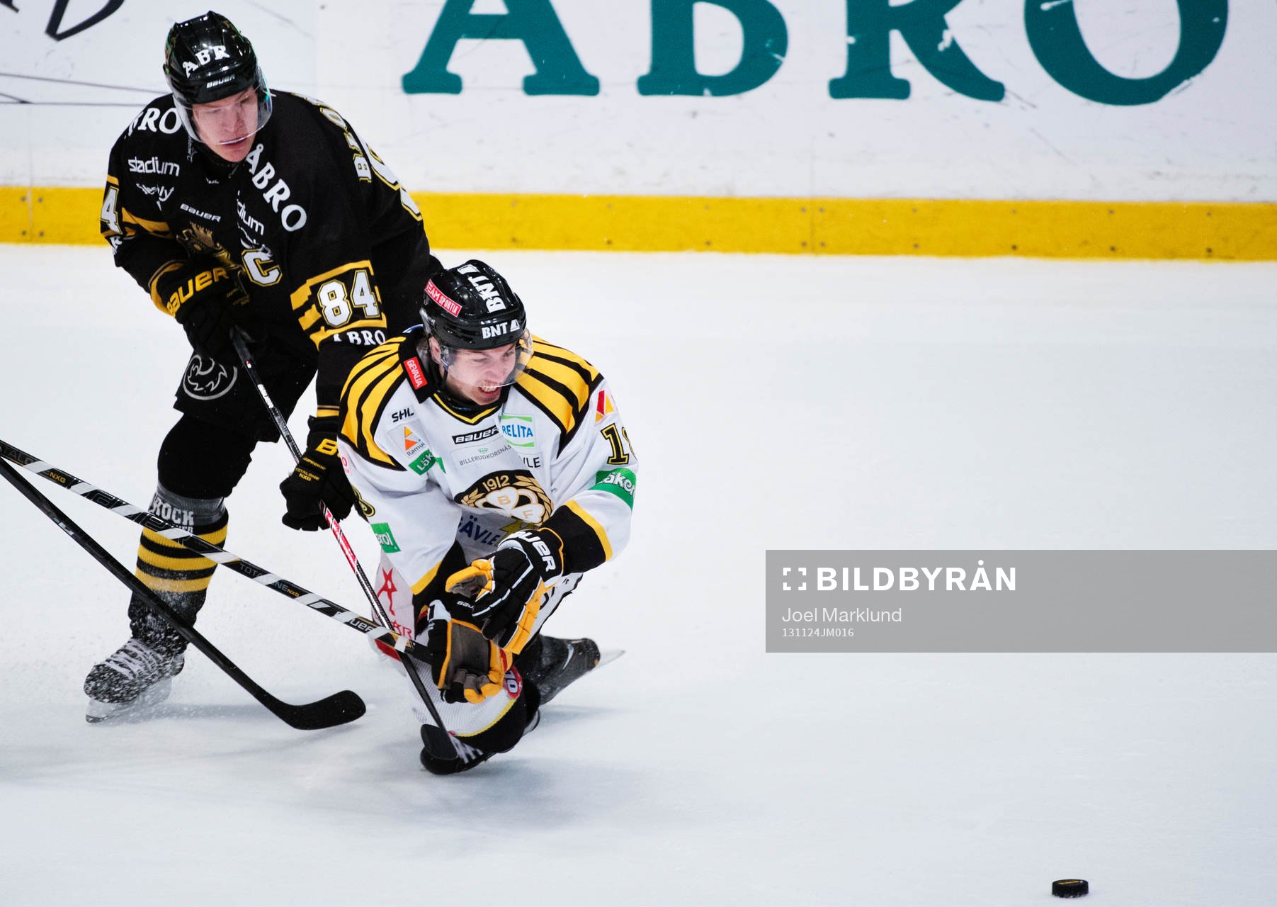 s Patric Blomdahl i kamp om pucken med Brynäs Anton Rödin