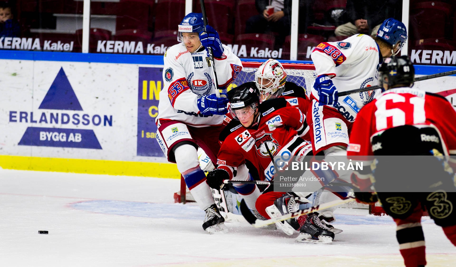 Malmö Redhawks Johan Björk faller framför Oskarshamns