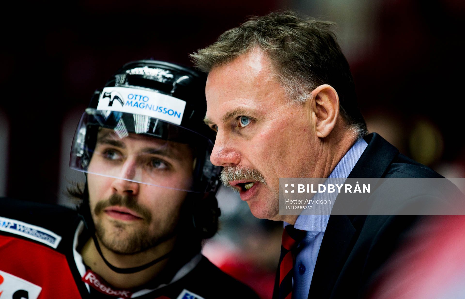 Malmö Redhawks tränare Mats Lusth pratar med Ludvig