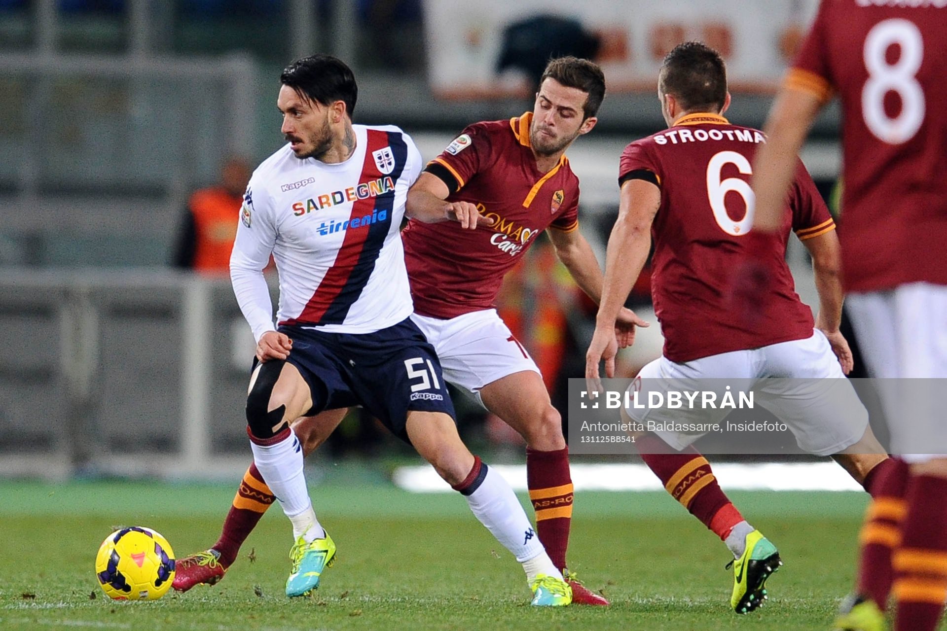  Fotboll, Serie A, AS Roma - Cagliari: Miralem Pjanic Roma, Mauricio Pinilla Cagliari.