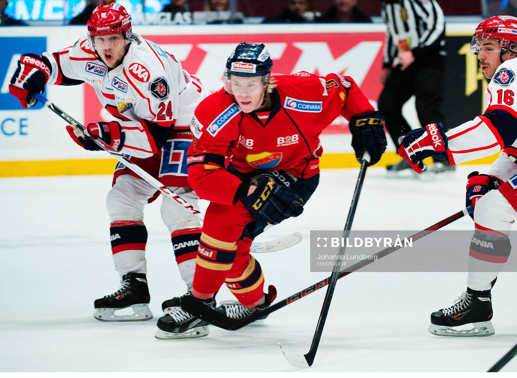 Johan Andersson och Samuel Lofquist  i kamp om pucken
