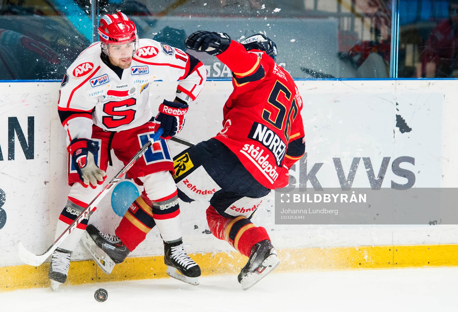 Damien Fleury och Robin Norell i kamp om pucken