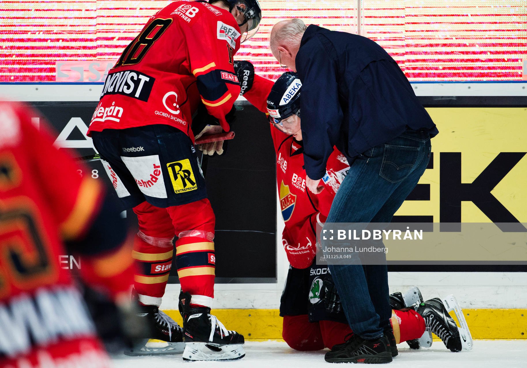 Markus Ljungh hjälps upp av Djurgårdens läkarteam
