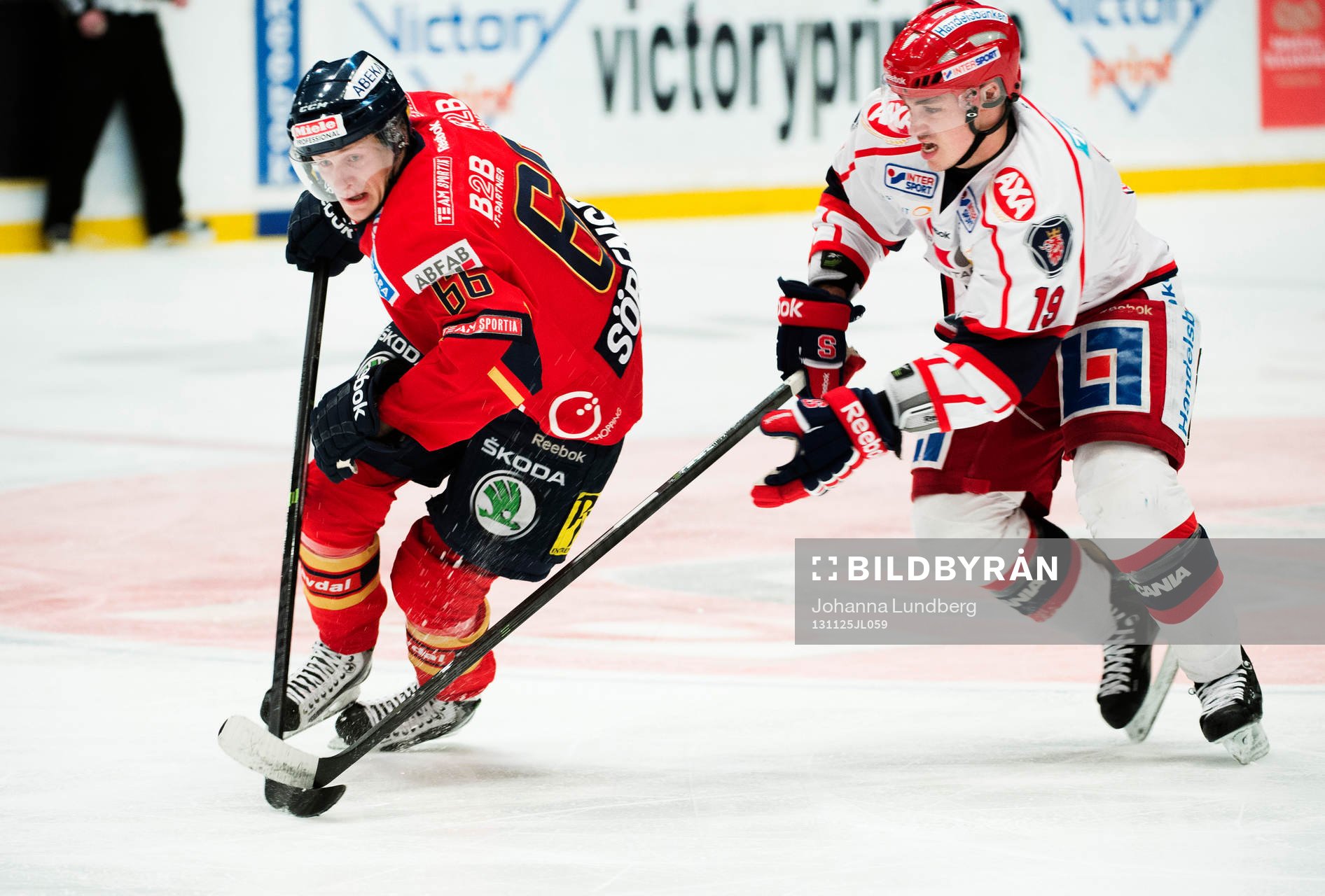 Marcus Sörensen  och Jason Gregoire i kamp om pucken