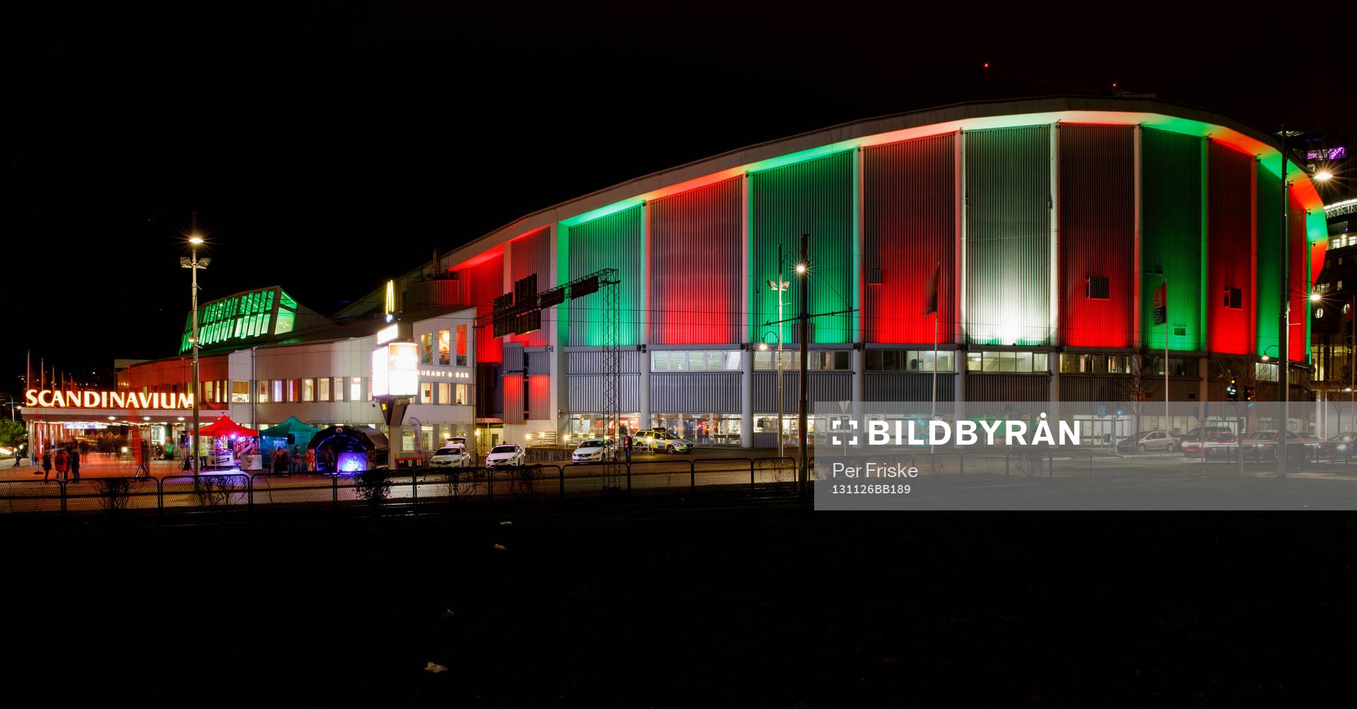 Scandinavium är upplyst i grönt och rött innan