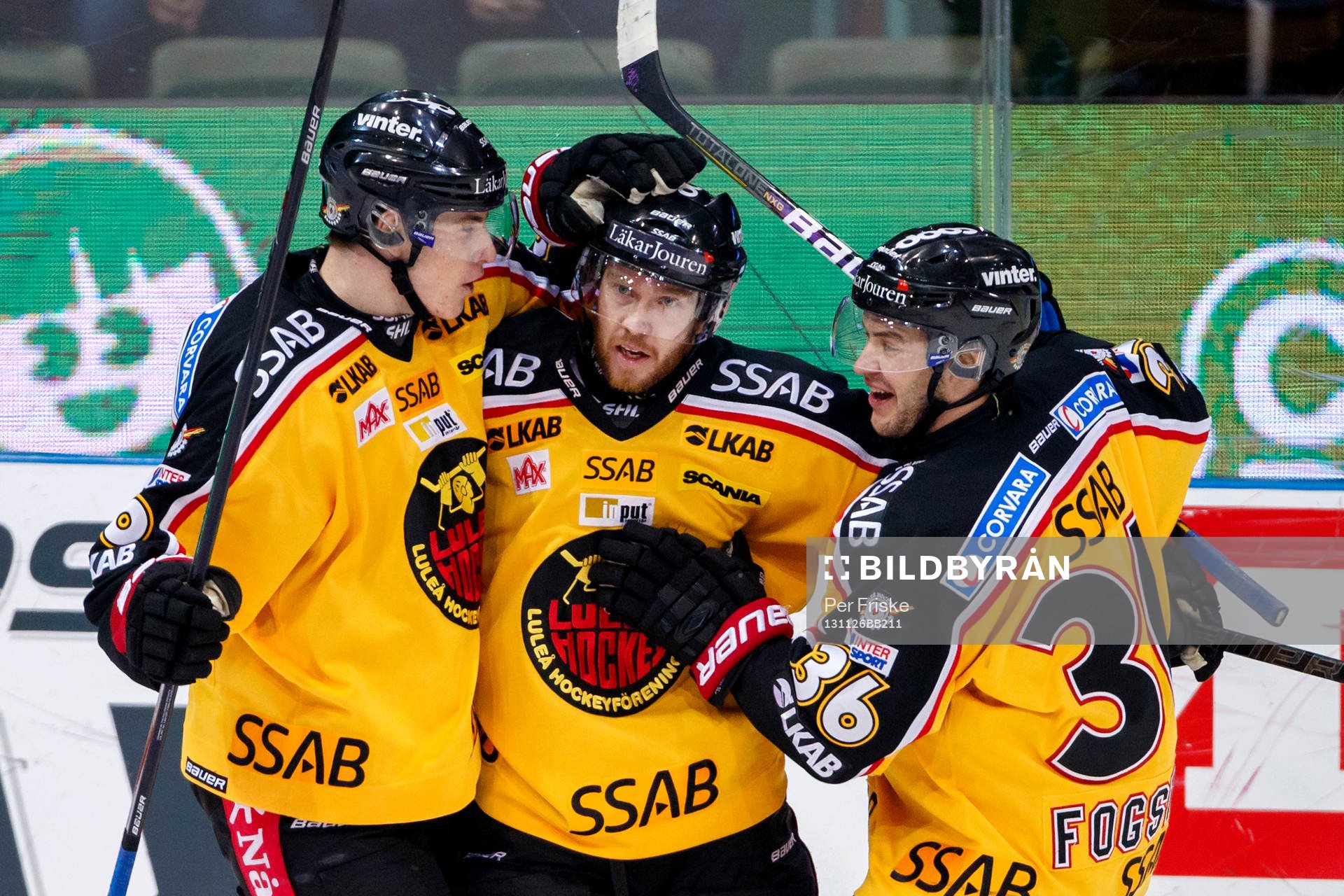 Luleås Linus Persson (mitten) gratuleras av Peter Cehlarik