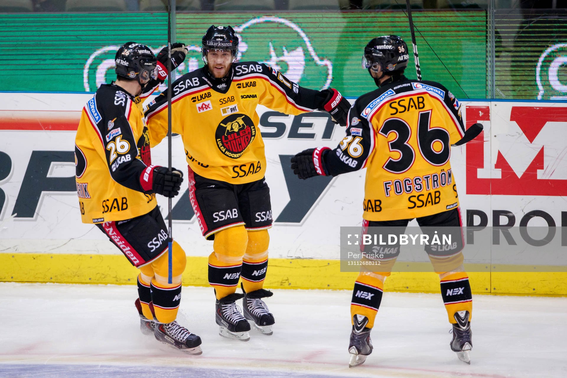 Luleås Linus Persson (mitten) gratuleras av Peter Cehlarik