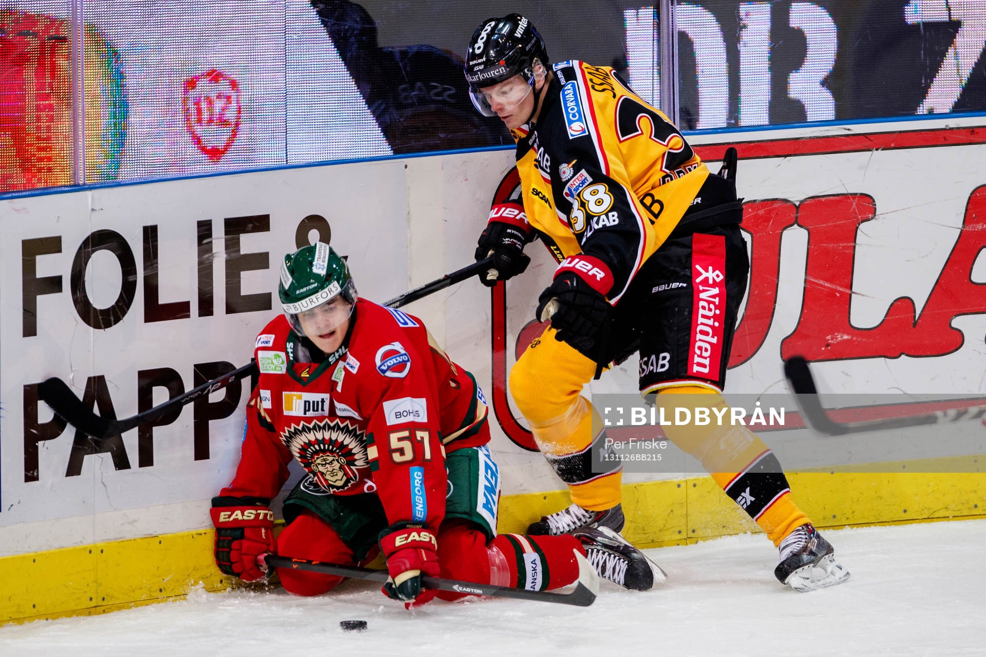 Frölunda Emil Djuse och Luleås Lars Bryggman i kamp om