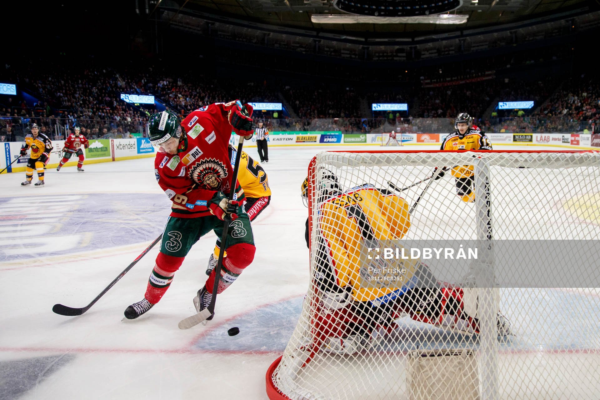 Frölunda Sebastian Collberg med pucken mot Luleås