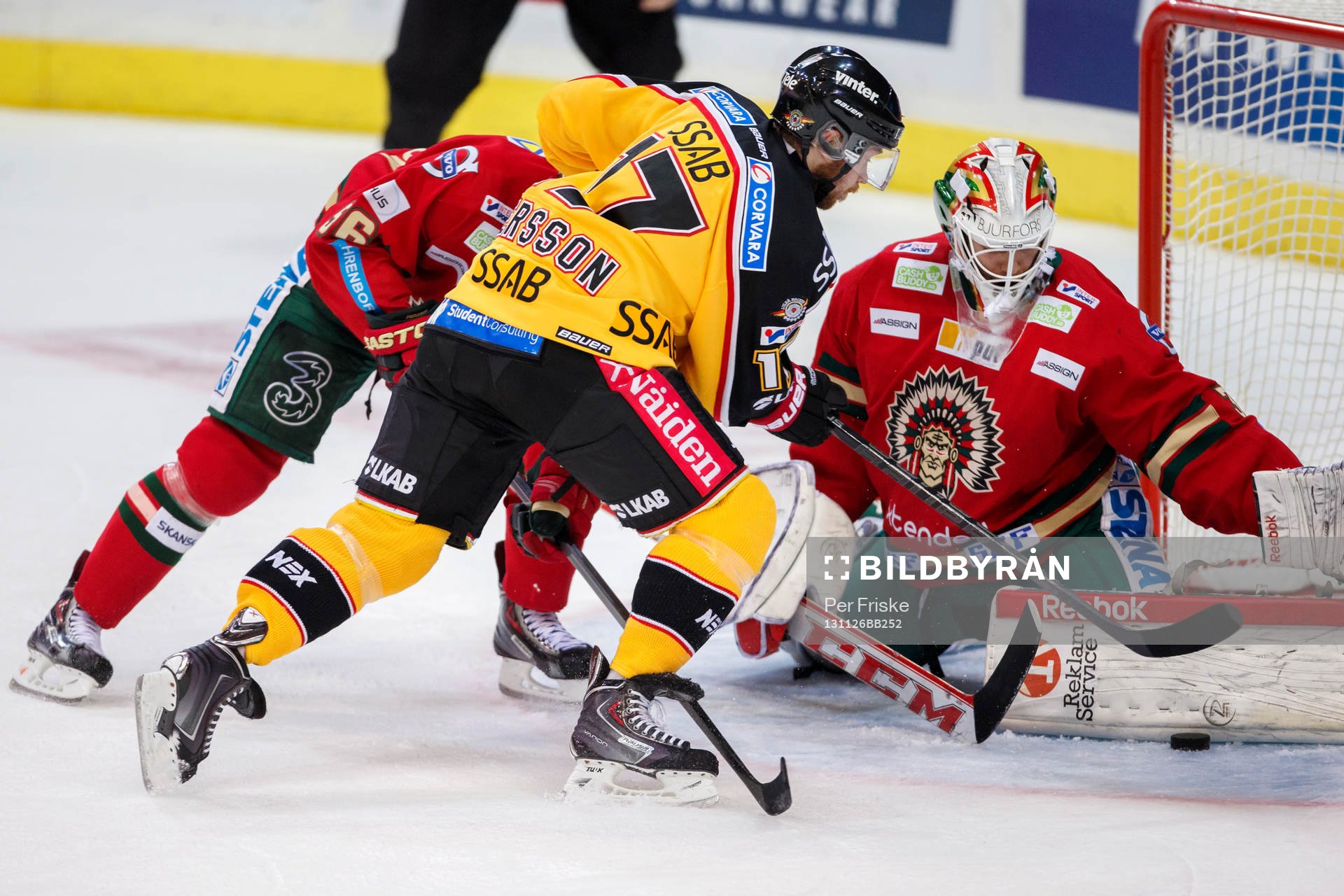 Luleås Linus Persson i kamp om pucken med Frölundas