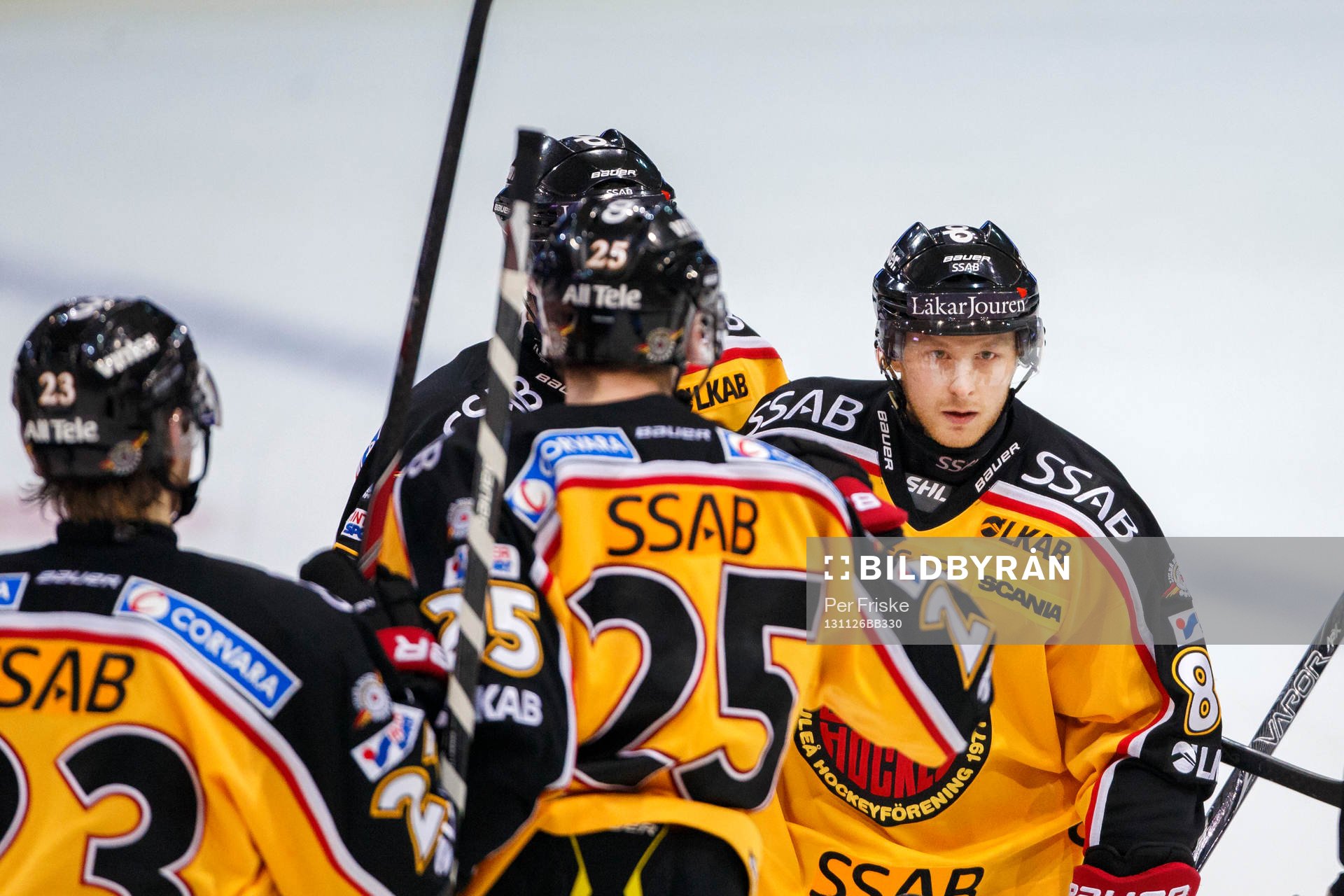 Luleås Linus Klasen (h) gratuleras