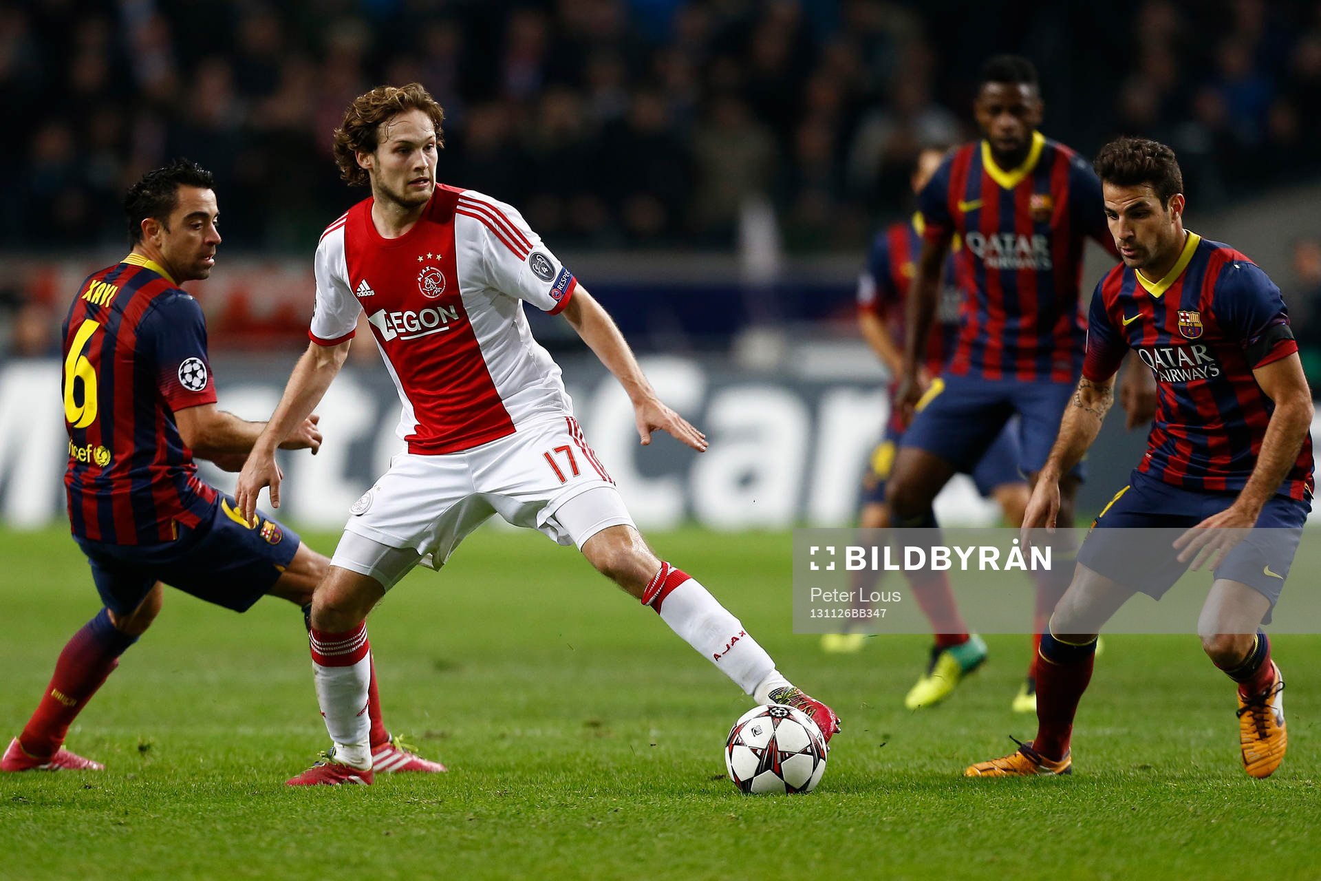  AMSTERDAM - Ajax - Barcelona ,  Voetbal Champions League , seizoen 2013-2014 , 26-11-2013  , Amsterdam Arena , Ajax speler Daley Blind (m) met Barcelona speler Xavi Hernandez (l) enBarcelona speler Francesc Fabregas (r).