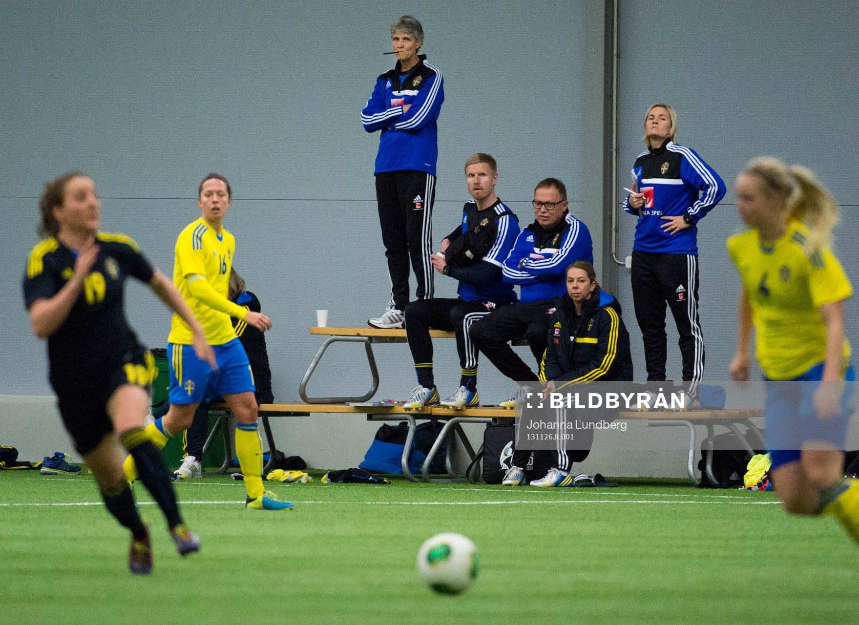 Pia Sundhage, förbundskapten Sverige övervakar