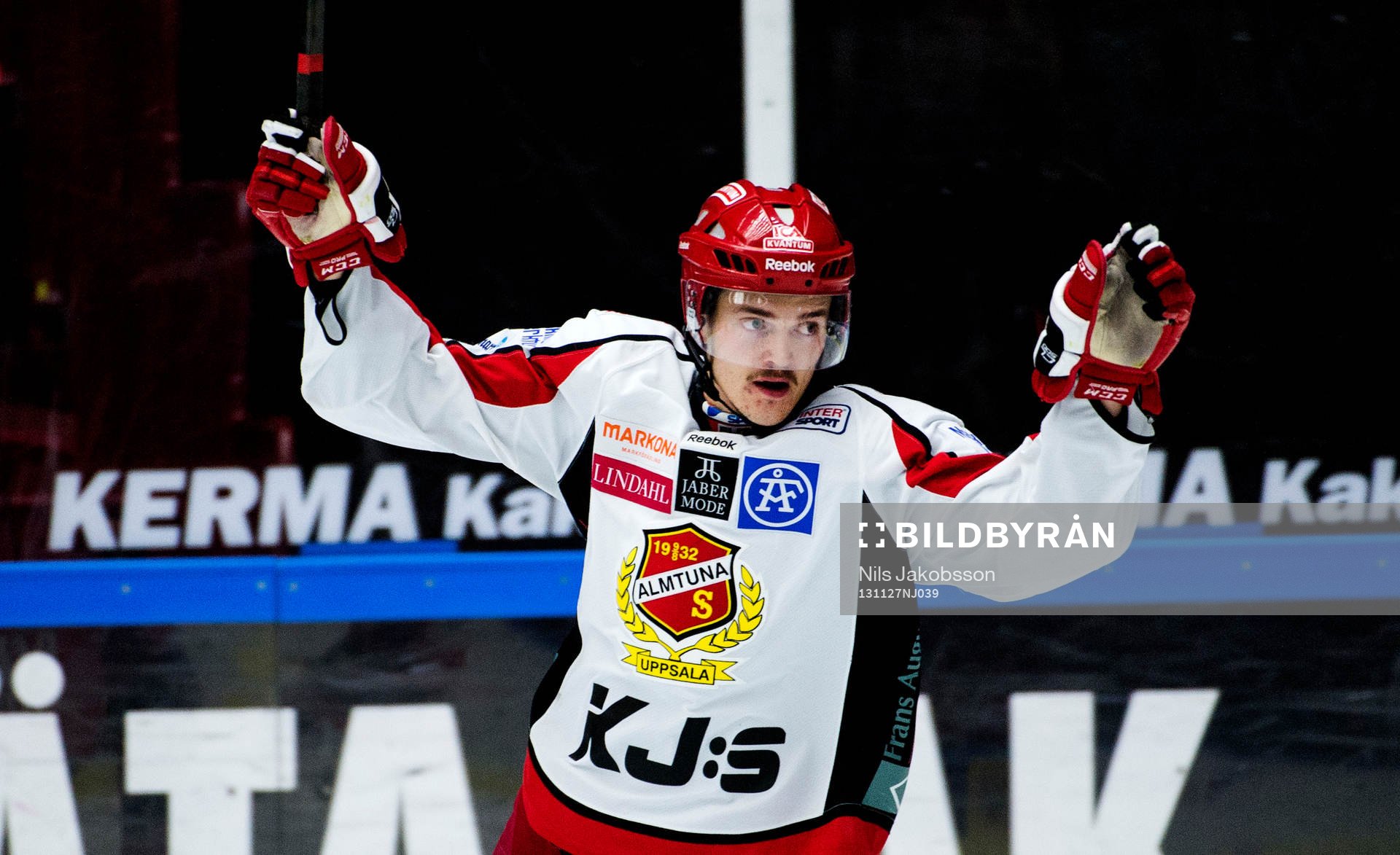 Almtunas Martin Karlsson jublar