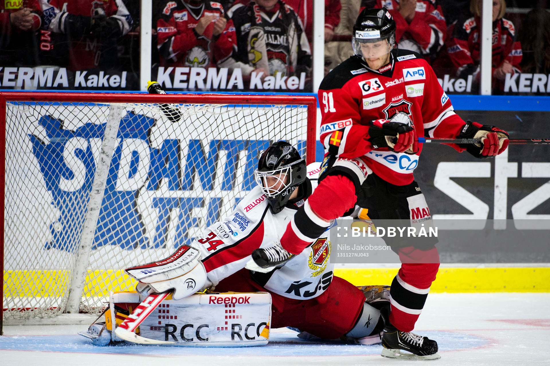 Almtunas målvakt Tobias Hage räddar ett skott när Malmö