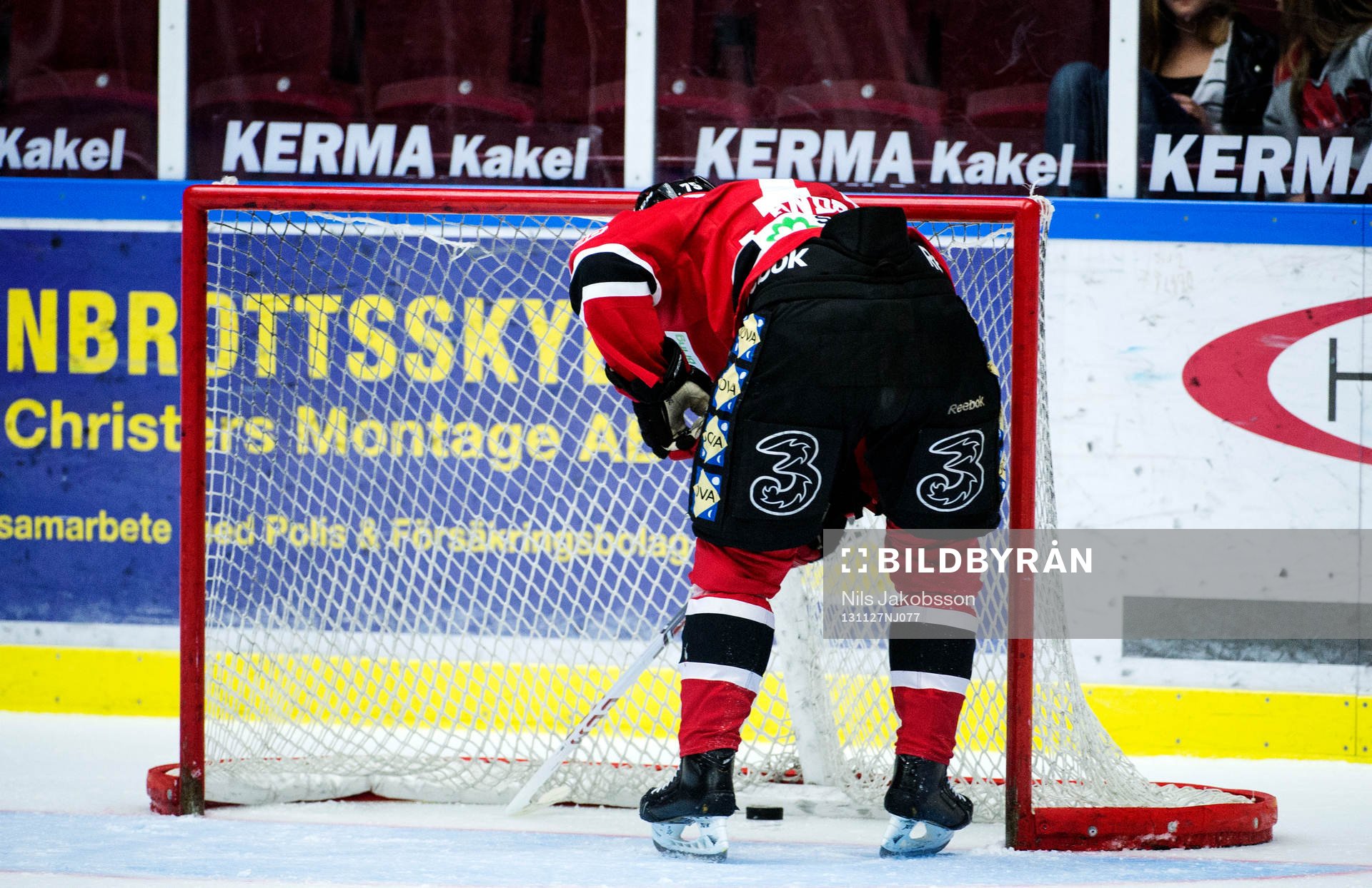 Malmö Redhawks Rasmus Andersson hämtar pucken i mål