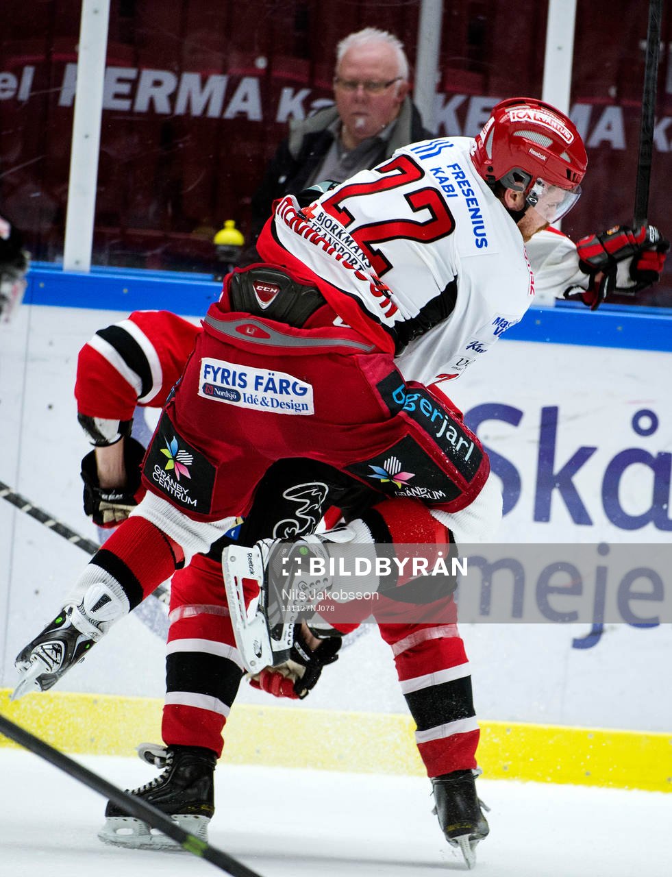 Almtunas Daniel Hermansson får en tackling