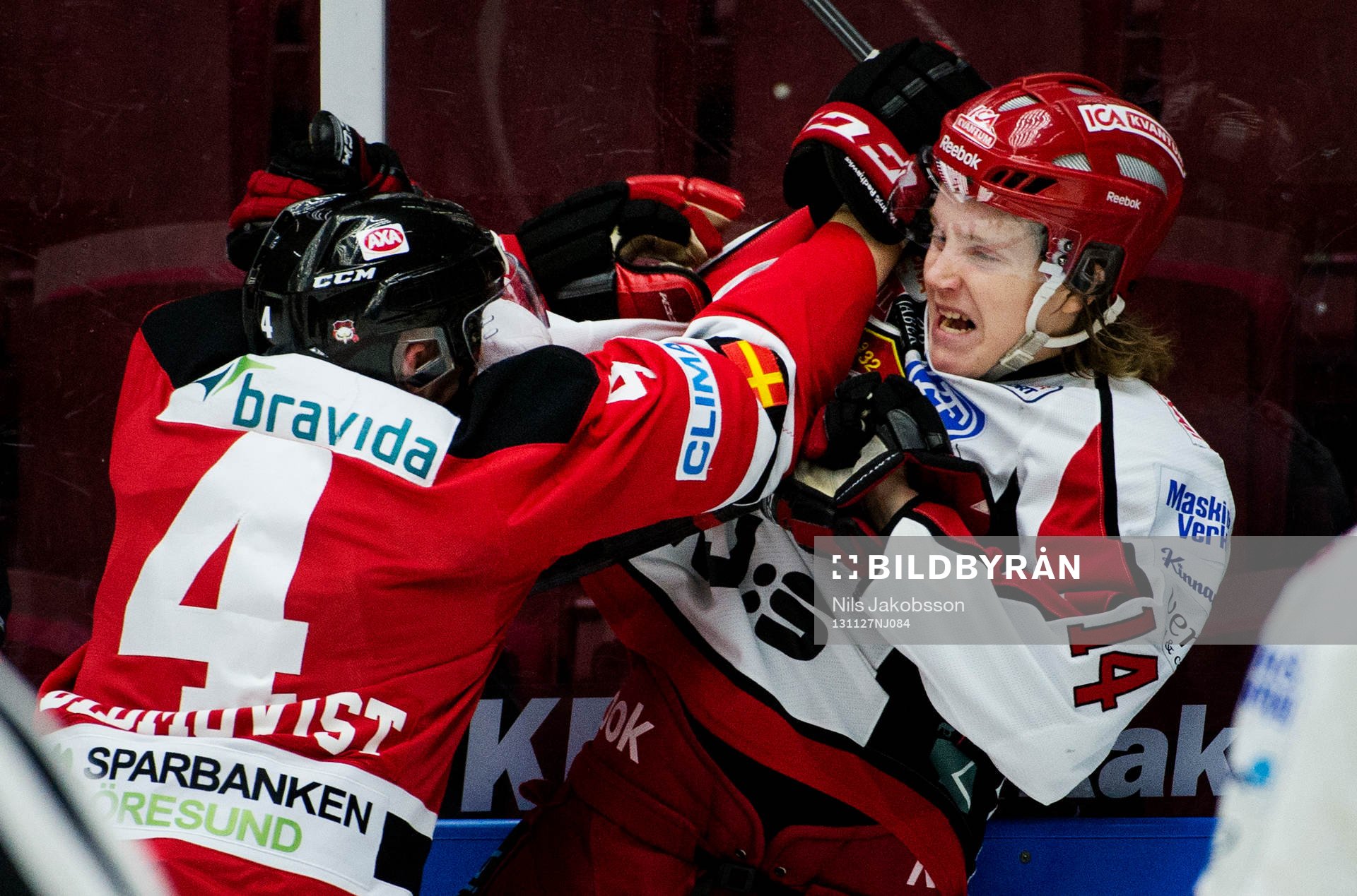 Malmö Redhawks Anton Blomkvist trycker till Almtunas