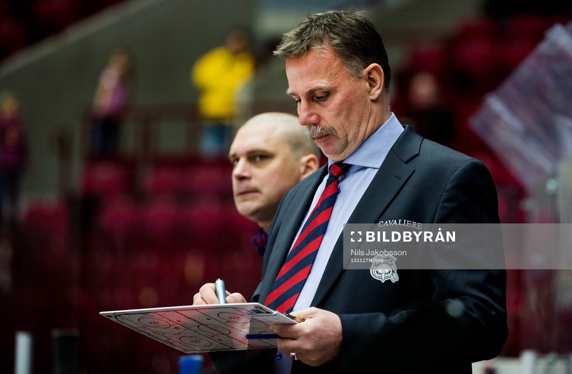Malmö Redhawks tränare Mats Lusth skriver på sin