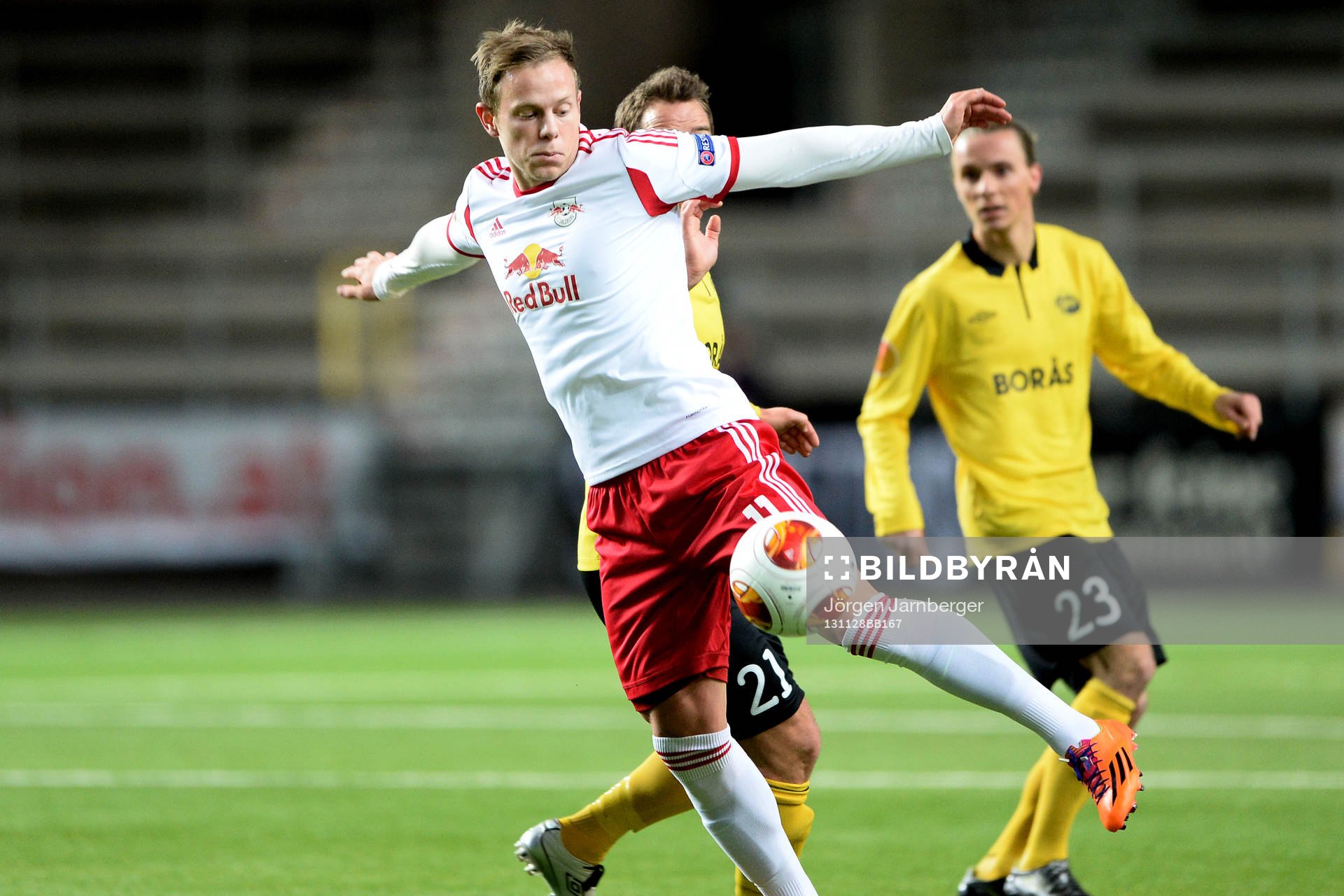 Salzburgs Marco Meilinger tar ner bollen framför Elfsborgs Stefan Ishizaki under fotbollsmatchen i Europa league mellan Elfsborg och Salzburg den 28 november 2013 i Borås.