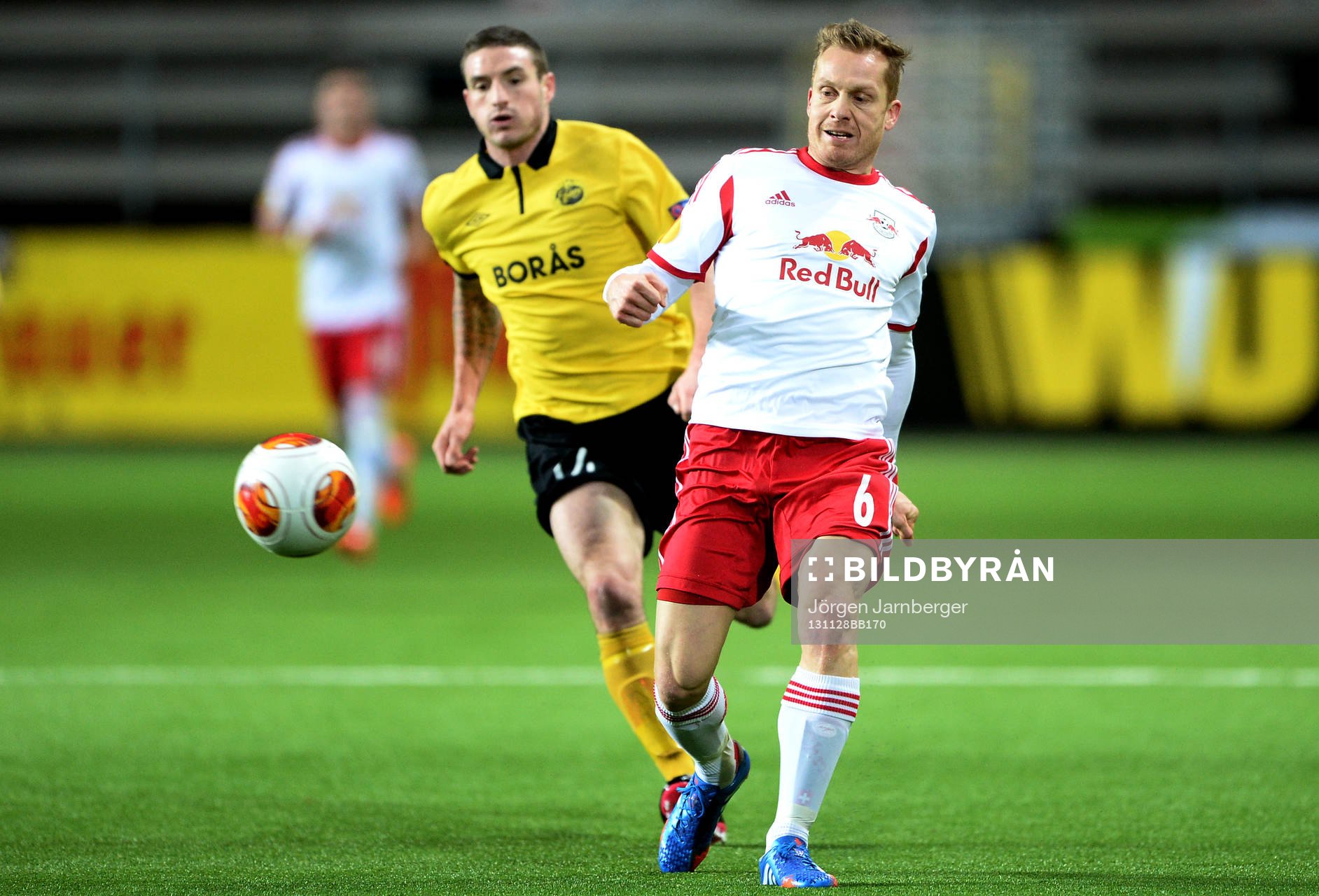 Salzburgs Christian Schwegler jagas av Elfsborgs James Keene